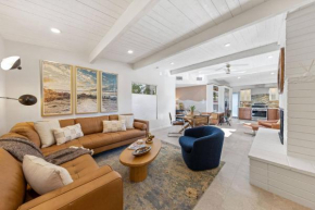 Luxurious Tennis Club Bungalow 1 with Mountain Views and Walks to Downtown Palm Springs!